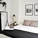 Near The -3bed -2bath -wifi Appartamento